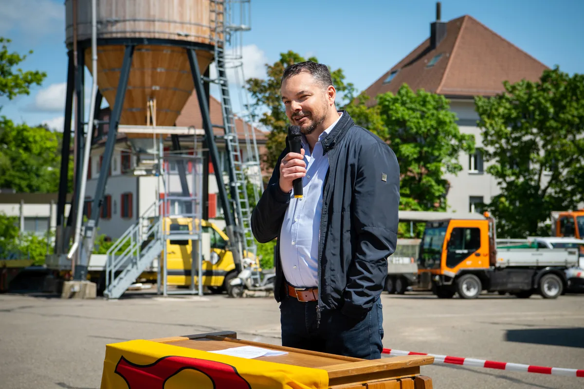 Ein Herr spricht an einem Rednerpult ins Mikrofon.